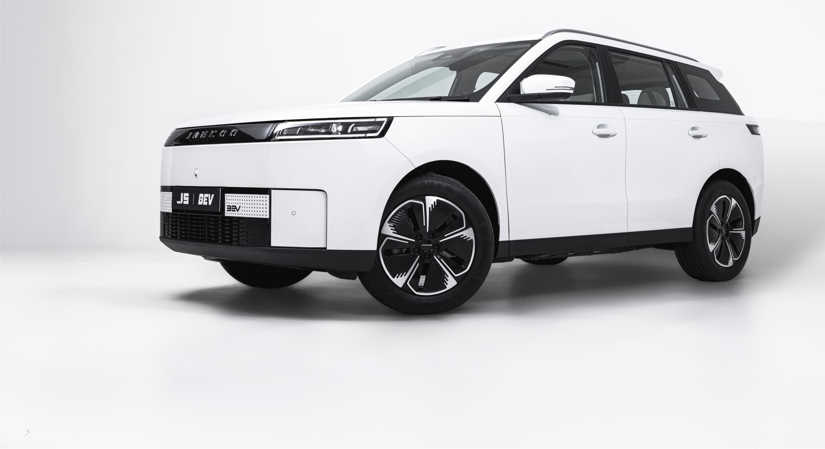 JAECOO J5 EV front three-quarter view