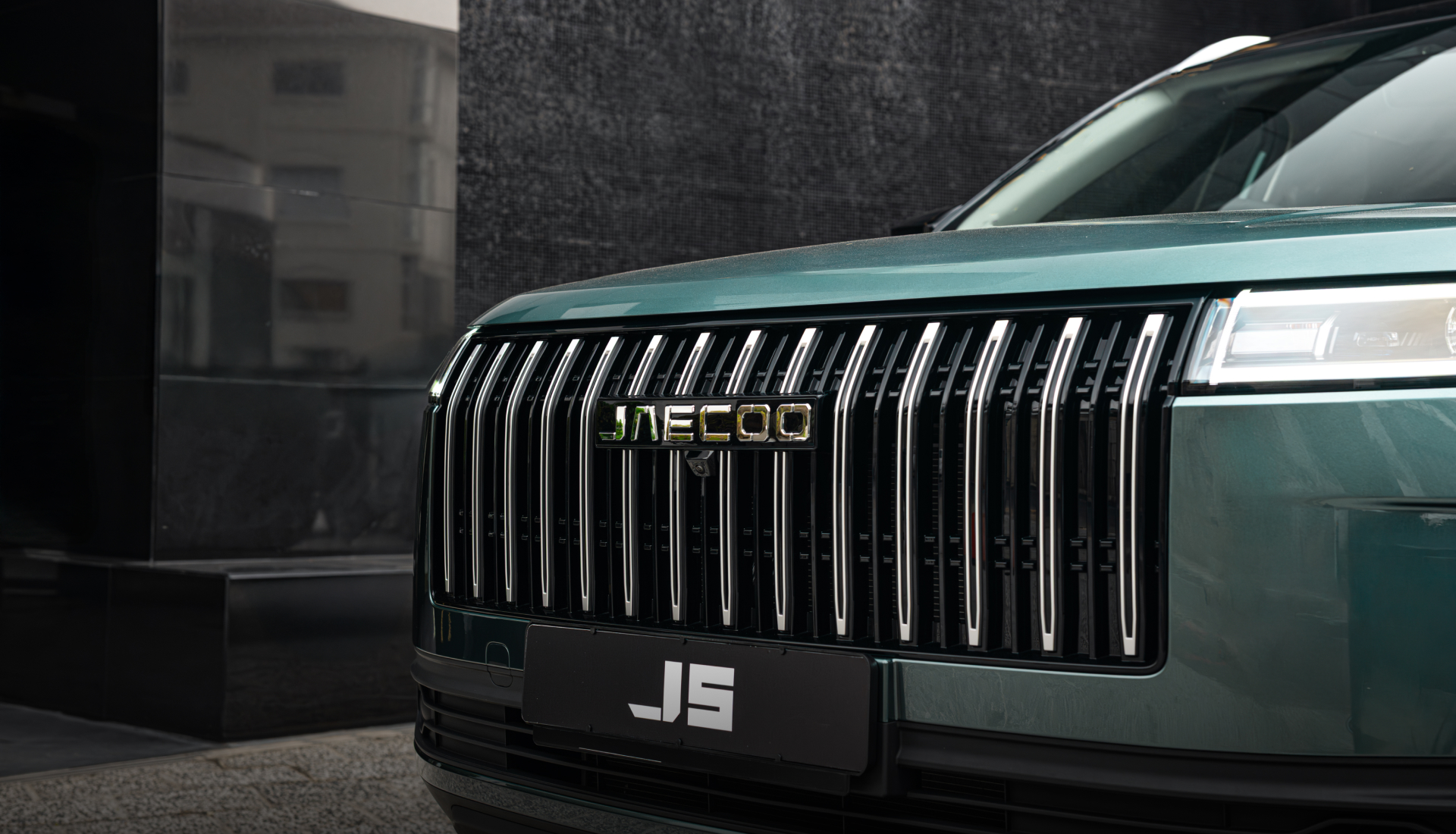 JAECOO J5 on the road